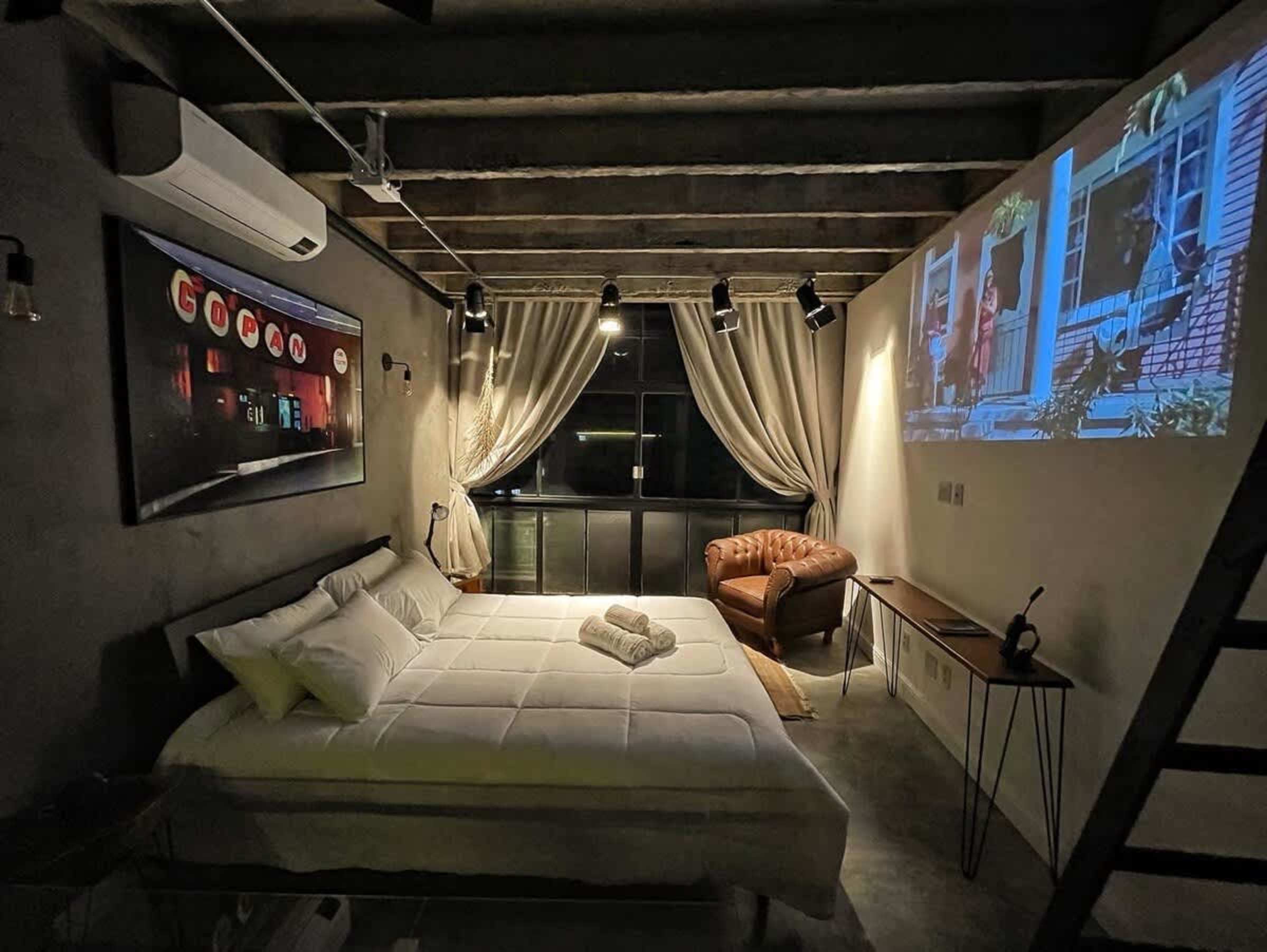 Assistir um filme confortavelmente em uma cama Queen