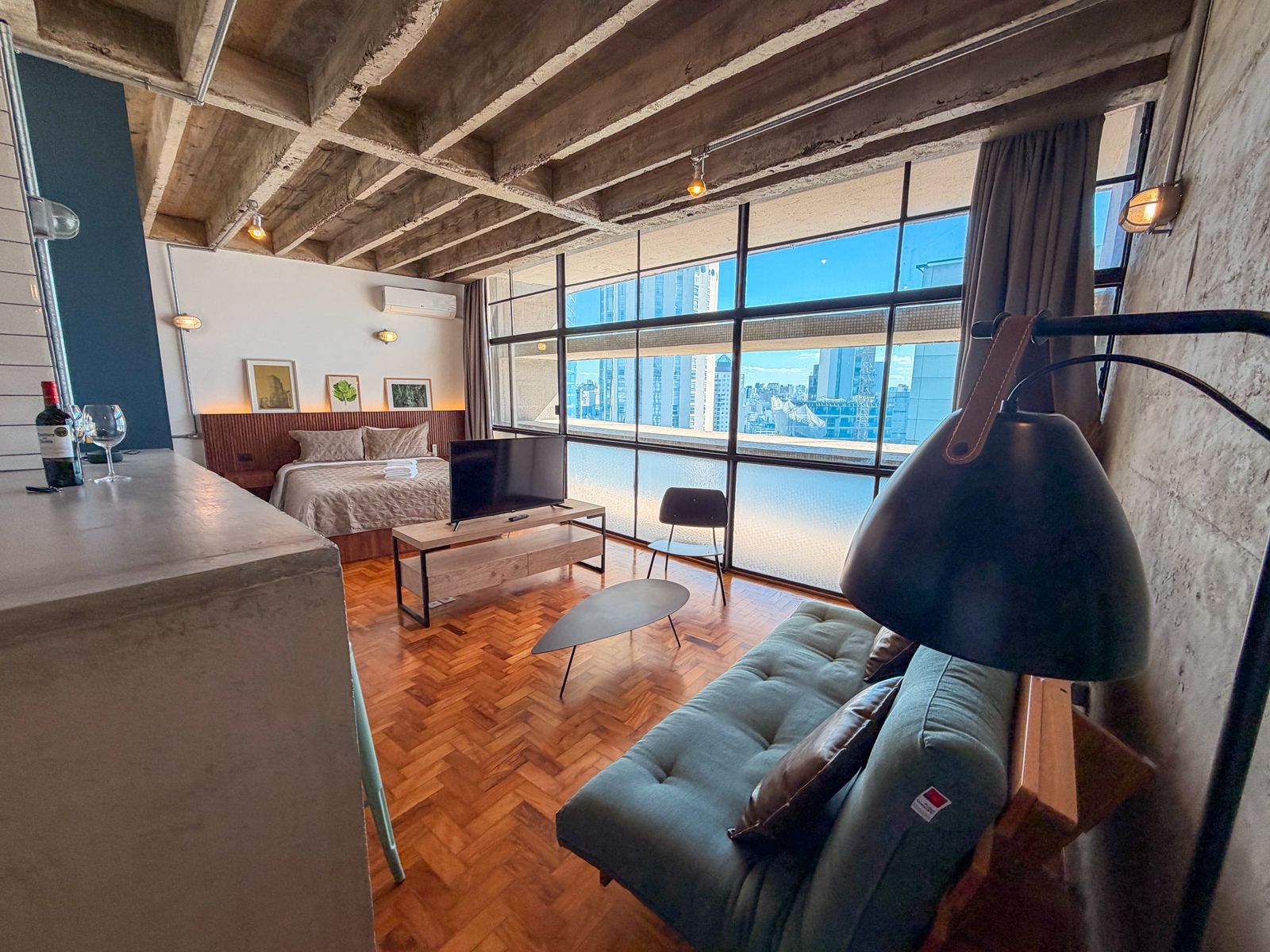 Loft com estilo industrial no Copan - Com ar