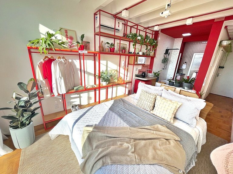 Studio em vermelho - Copan por @yanaina_interiores