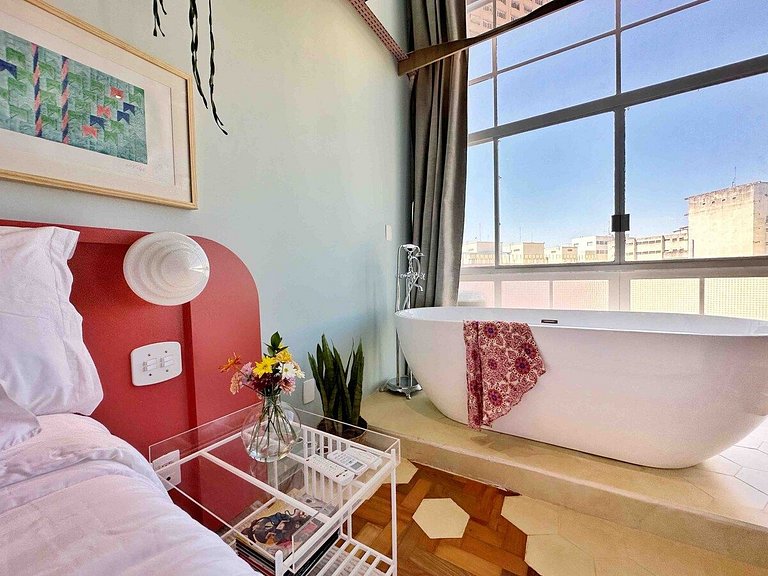 Borogodó - Banheira e telão no Copan